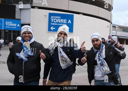 Madrid, Spagna. 01st Mar, 2020. Ambiente pre-partita Vista generale dei tifosi che tengono una sciarpa fuori dallo stadio prima della partita durante Calcio Calcio - la Liga Santander - Real Madrid v FC Barcelona - Santiago Bernabeu, Madrid, Spagna - 1 marzo 2020 credito: Cordon PRESS/Alamy Live News Foto Stock