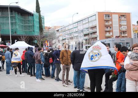 Madrid, Spagna. 01st Mar, 2020. Ambiente pre-partita Vista generale dei tifosi che tengono una sciarpa fuori dallo stadio prima della partita durante Calcio Calcio - la Liga Santander - Real Madrid v FC Barcelona - Santiago Bernabeu, Madrid, Spagna - 1 marzo 2020 credito: Cordon PRESS/Alamy Live News Foto Stock