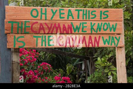 Casa-made legno rosso e verde Cayman segno in Bodden Town Foto Stock