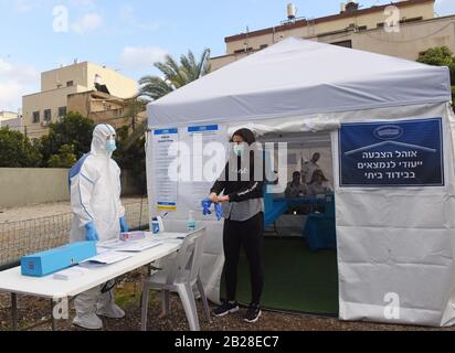 Tel Aviv, Israele. 01st Mar, 2020. Gli israeliani del Magen David Adam, MDA, il servizio medico di emergenza nazionale di Israele e il comitato Elettorale centrale dimostrano come gli elettori si sono messi in quarantena a casa a causa del coronavirus, potranno votare in una speciale stazione di votazione in tenda, domenica 1 marzo 2020, a Tel Aviv, Israele. Gli israeliani si dirigono ai sondaggi il 2 marzo, per la terza elezione a meno di un anno. Foto di Debbie Hill/UPI Credit: UPI/Alamy Live News Foto Stock