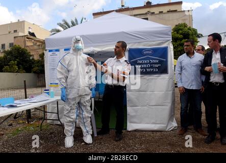 Tel Aviv, Israele. 01st Mar, 2020. Gli israeliani del Magen David Adam, MDA, il servizio medico di emergenza nazionale di Israele e il comitato Elettorale centrale dimostrano come gli elettori si sono messi in quarantena a casa a causa del coronavirus, potranno votare in una speciale stazione di votazione in tenda, domenica 1 marzo 2020, a Tel Aviv, Israele. Gli israeliani si dirigono ai sondaggi il 2 marzo, per la terza elezione a meno di un anno. Foto di Debbie Hill/UPI Credit: UPI/Alamy Live News Foto Stock