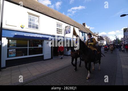 Il Cromwell Museum di Huntingdon riapre ufficialmente al pubblico domenica 1 marzo 2020 dopo un'estesa ristrutturazione. Una grande cerimonia di apertura si è tenuta al Museo, con un passato di marzo da parte dei membri Della Sealed Knot Society, prima dell'apertura ufficiale da parte del Patrono del Cromwell Museum Trust, il Rt. Hon Sir John Major KG CH. Grazie a sovvenzioni per un totale di £160.000, è stata creata una nuova ed entusiasmante esposizione che mette in evidenza le collezioni di importanza internazionale del Museo, per raccontare la storia di Oliver Cromwell in modo più coinvolgente. Foto Stock