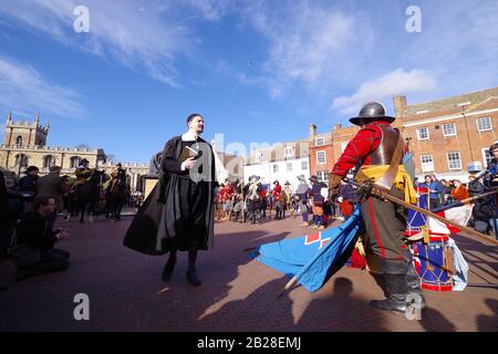 Il Cromwell Museum di Huntingdon riapre ufficialmente al pubblico domenica 1 marzo 2020 dopo un'estesa ristrutturazione. Una grande cerimonia di apertura si è tenuta al Museo, con un passato di marzo da parte dei membri Della Sealed Knot Society, prima dell'apertura ufficiale da parte del Patrono del Cromwell Museum Trust, il Rt. Hon Sir John Major KG CH. Grazie a sovvenzioni per un totale di £160.000, è stata creata una nuova ed entusiasmante esposizione che mette in evidenza le collezioni di importanza internazionale del Museo, per raccontare la storia di Oliver Cromwell in modo più coinvolgente. Foto Stock