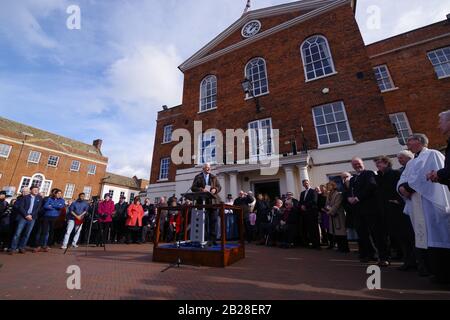 Il Cromwell Museum di Huntingdon riapre ufficialmente al pubblico domenica 1 marzo 2020 dopo un'estesa ristrutturazione. Una grande cerimonia di apertura si è tenuta al Museo, con un passato di marzo da parte dei membri Della Sealed Knot Society, prima dell'apertura ufficiale da parte del Patrono del Cromwell Museum Trust, il Rt. Hon Sir John Major KG CH. Grazie a sovvenzioni per un totale di £160.000, è stata creata una nuova ed entusiasmante esposizione che mette in evidenza le collezioni di importanza internazionale del Museo, per raccontare la storia di Oliver Cromwell in modo più coinvolgente. Foto Stock