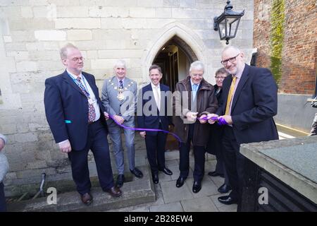 Il Cromwell Museum di Huntingdon riapre ufficialmente al pubblico domenica 1 marzo 2020 dopo un'estesa ristrutturazione. Una grande cerimonia di apertura si è tenuta al Museo, con un passato di marzo da parte dei membri Della Sealed Knot Society, prima dell'apertura ufficiale da parte del Patrono del Cromwell Museum Trust, il Rt. Hon Sir John Major KG CH. Grazie a sovvenzioni per un totale di £160.000, è stata creata una nuova ed entusiasmante esposizione che mette in evidenza le collezioni di importanza internazionale del Museo, per raccontare la storia di Oliver Cromwell in modo più coinvolgente. Foto Stock