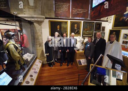 Il Cromwell Museum di Huntingdon riapre ufficialmente al pubblico domenica 1 marzo 2020 dopo un'estesa ristrutturazione. Una grande cerimonia di apertura si è tenuta al Museo, con un passato di marzo da parte dei membri Della Sealed Knot Society, prima dell'apertura ufficiale da parte del Patrono del Cromwell Museum Trust, il Rt. Hon Sir John Major KG CH. Grazie a sovvenzioni per un totale di £160.000, è stata creata una nuova ed entusiasmante esposizione che mette in evidenza le collezioni di importanza internazionale del Museo, per raccontare la storia di Oliver Cromwell in modo più coinvolgente. Foto Stock