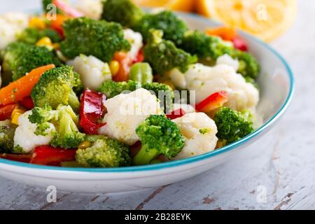 Ciotola di insalata di verdure fresche su sfondo di legno. Foto Stock