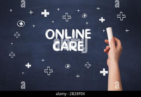 Disegno a mano cura on line iscrizione con gesso bianco sulla lavagna, concetto medico Foto Stock