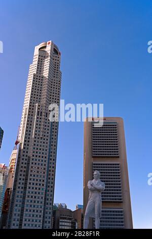 singapore, singapore - 2020.01.24: statua thomas stamford raffles al posto di atterraggio raffles e alti uffici di uob e ocbc nel centro della b. Foto Stock