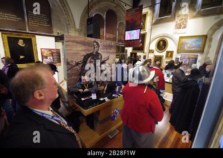 Il Cromwell Museum di Huntingdon riapre ufficialmente al pubblico domenica 1 marzo 2020 dopo un'estesa ristrutturazione. Una grande cerimonia di apertura si è tenuta al Museo, con un passato di marzo da parte dei membri Della Sealed Knot Society, prima dell'apertura ufficiale da parte del Patrono del Cromwell Museum Trust, il Rt. Hon Sir John Major KG CH. Grazie a sovvenzioni per un totale di £160.000, è stata creata una nuova ed entusiasmante esposizione che mette in evidenza le collezioni di importanza internazionale del Museo, per raccontare la storia di Oliver Cromwell in modo più coinvolgente. Foto Stock