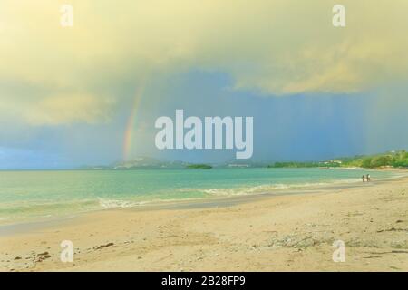 Magnifica vista dell'isola di Pigeon dietro un arcobaleno, dalla pittoresca spiaggia di Vigie a Castries Saint Lucia Foto Stock
