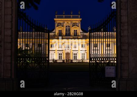 Varsavia, Polonia - 27 agosto 2019: Palazzo di Wilanow di notte dalla porta principale, residenza reale barocca di Re Giovanni Sobieski III, 17th secolo città lan Foto Stock