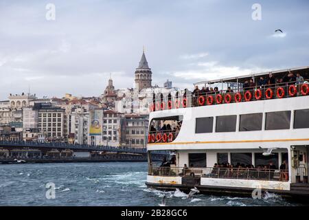 Eminonu, Istanbul / Turchia - 20/01/2017: Una vista dal porto dei traghetti di Eminonu a Istanbul, Turchia. La Torre di Galata si affaccia sullo sfondo. Foto Stock