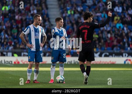 SPAGNA-CALCIO-LA LIGA-RCD ESPANYOL VS ATLÉTICO DE MADRID . RCD Espanyol giocatori (10) Sergi Darrer e (23) Embarba con la presenza di Joao Felix (7) durante la Liga partita tra RCD Espanyol e Atlético de Madrid a Cornellá, Spagna, 1 marzo 2020. © Joan Gosa 2020/Alamy Foto Stock