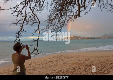 Bellissimo arcobaleno in un giorno in cui il cielo è stato coperto a Vigie Beach in tropicale Santa Lucia Foto Stock