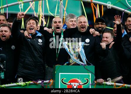 Londra, Regno Unito. 1st Mar 2020. Manchester City manager Pep Guardiola con il suo personale di schiena e TrophyCarabao Cup finale tra Aston Villa e Manchester City al Wembley Stadium, Londra, Inghilterra il 01 marzo 2020 Credit: Action Foto Sport/Alamy Live News Foto Stock