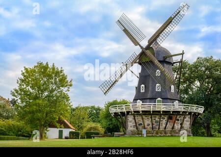 Vista sul vecchio mulino a vento 'Slottsmollan' nel Parco Kungsparken con belle nuvole nel cielo a Malmo, Svezia Foto Stock