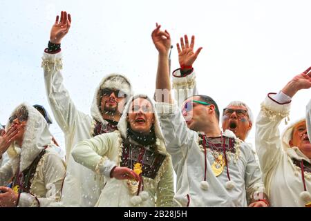 Donzdorf, Germania - 03 marzo 2019: Tradizionale processione festosa di carnevale Foto Stock