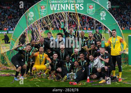 Birmingham, Regno Unito. 01st Mar, 2020. Celebrazioni come Man City vincere il trofeo per la stagione 3rd in una fila durante la finale di Carabao Cup tra Aston Villa e Manchester City allo stadio di Wembley, Londra, Inghilterra, il 1 marzo 2020. Foto Di Andy Rowland. Credito: Prime Media Images/Alamy Live News Foto Stock