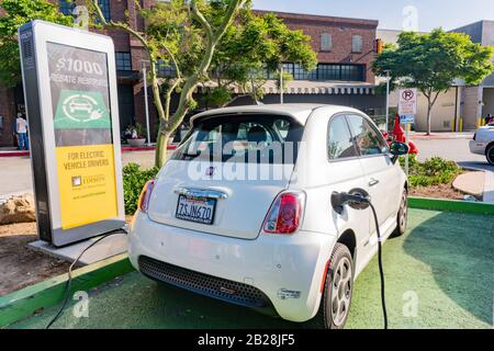 Los Angeles, 15 GIUGNO: Addebito Fiat 500e presso un parcheggio del centro commerciale il 15 GIUGNO 2019 a Los Angeles, California Foto Stock