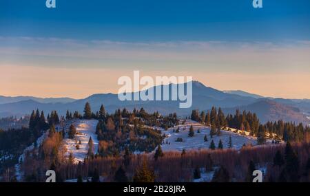 Tarcau paesaggio di montagna in inverno, Romania Foto Stock
