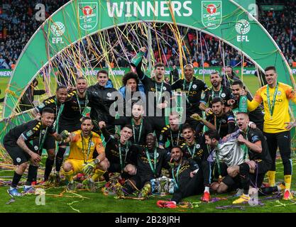 Birmingham, Regno Unito. 01st Mar, 2020. Celebrazioni come Man City vincere il trofeo per la stagione 3rd in una fila durante la finale di Carabao Cup tra Aston Villa e Manchester City allo stadio di Wembley, Londra, Inghilterra, il 1 marzo 2020. Foto Di Andy Rowland. Credito: Prime Media Images/Alamy Live News Foto Stock