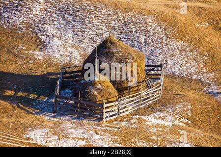 Catasta di fieno in Romania, campagna Foto Stock