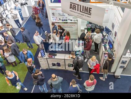 Kiev, UCRAINA - 06 APRILE 2019: La gente visita CEE 2019, la più grande fiera di elettronica dell'Ucraina in Tetra Pack EC. Vista dall'alto. Foto Stock