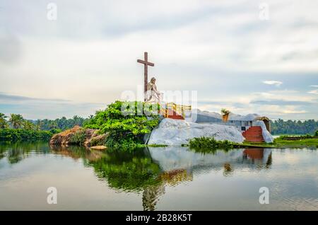 Isola Della Statua Di Saint Mary Nel Lago Poovar, Thiruvananthapuram, Kerala, India. Foto Stock