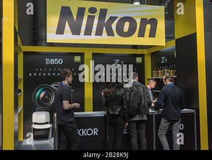 Kiev, UCRAINA - 06 APRILE 2019: Giovani che testano fotocamere professionali senza mirrorless fotografiche presso lo stand Nikon durante la CEE 2019, il più grande elettrone Foto Stock