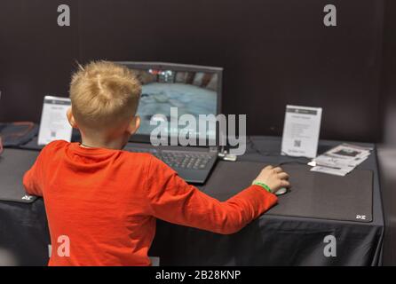 Kiev, UCRAINA - 13 APRILE 2019: Little boy gioca al computer presso lo stand durante la CEE 2019, la più grande fiera di elettronica di consumo dell'Ucraina a Tet Foto Stock