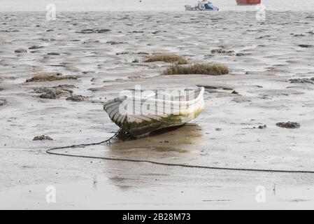 Barca a remi con bassa marea, Leigh on Sea, Essex Foto Stock
