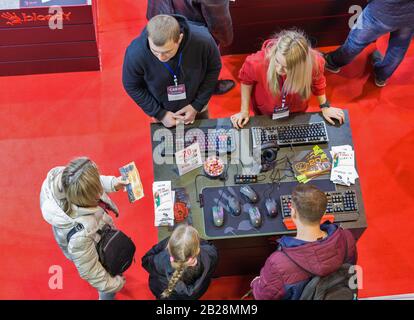 Kiev, UCRAINA - 13 APRILE 2019: La gente visita Cougar, periferiche di gioco, componenti e stand aziendale di mobili per computer durante la CEE 2019, il più grande elec Foto Stock