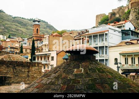 Antiche terme di zolfo nel quartiere di Abanotubani con balconi in legno intagliato in georgia Foto Stock