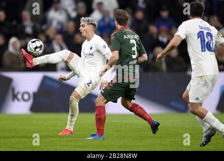 Copenaghen, Danimarca. 1st Mar, 2020. Giollermo Varela, FC Copenhagen e Jakob Ahlmann, AAB stanno lottando per la palla durante la Superleague soccer match tra il FC Copenhagen e AAB a Telia Parken, Copenhagen, Danimarca. Credito: Lars Moeller/Zuma Wire/Alamy Live News Foto Stock