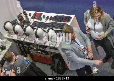 Kiev, UCRAINA - 13 APRILE 2019: La gente visita Cougar, periferiche di gioco, componenti e stand aziendale di mobili per computer durante la CEE 2019, il più grande elec Foto Stock