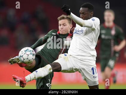 Copenaghen, Danimarca. 1st Mar, 2020. Rasmus Thelander, AAB e Mohamed Daramy, FC KÃ¸benhavn stanno lottando per la palla durante la Superleague soccer match tra il FC Copenhagen e AAB a Telia Parken, Copenhagen, Danimarca. Credito: Lars Moeller/Zuma Wire/Alamy Live News Foto Stock