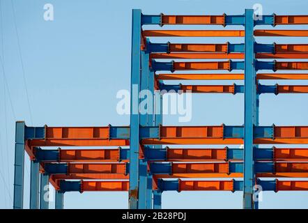 Costruzione struttura in metallo travetti modello in costruzione, elementi di design architettonico di fronte al cielo blu Foto Stock