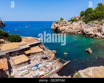 Vista aerea, Cala Deia bay, Deia, Serra de Tramuntana, Maiorca, isole Baleari, Spagna Foto Stock