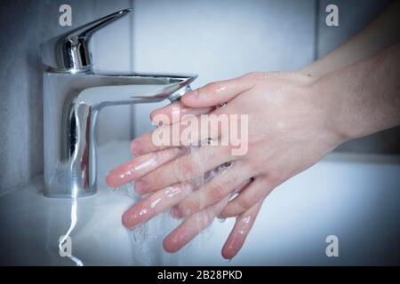 Primo piano di qualcuno che lavasse le mani Foto Stock