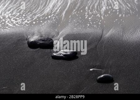 Pietre nere sulla spiaggia, sabbia lavica, mare, esposizione lunga, la Palma, Isole Canarie, Isole Canarie, Spagna Foto Stock