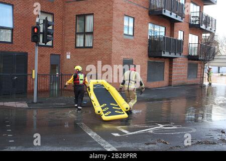 Cambiamenti climatici Fire Rescue River Raft Boat, Worcester, Regno Unito, 04/13/2010. Gli equipaggi del fuoco immanano la zattera di salvataggio del fiume, gonfiabile sull'alluvione del fiume Severn. Cerca persone bloccate. Foto Stock