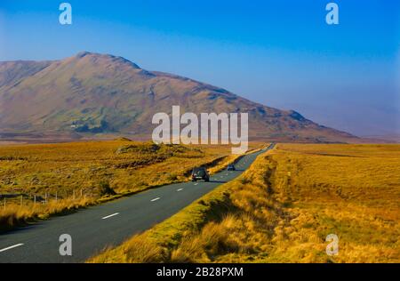 Strada Attraverso La Regione Di Connemara, La Costa Occidentale, La Provincia Di Connacht, La Repubblica D'Irlanda Foto Stock