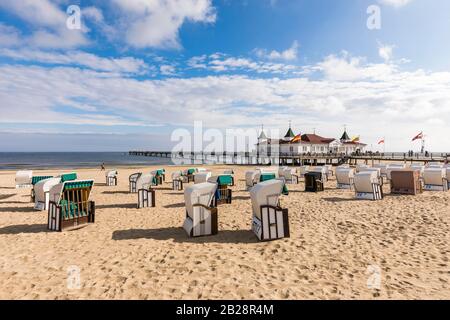 Sedie da spiaggia sulla spiaggia, molo storico, Ahlbeck, stazione balneare, Mar Baltico, isola Usedom, Meclemburgo-Pomerania occidentale, Germania Foto Stock