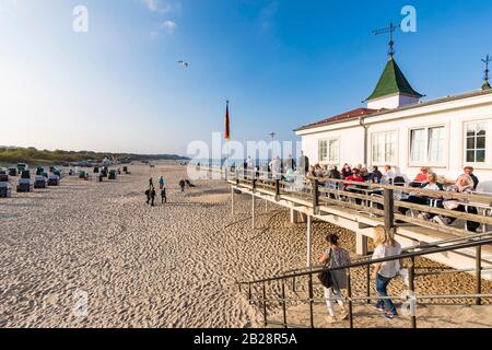 Terrazza, ristorante e bar sul molo storico, Ahlbeck, stazione balneare, Mar Baltico, isola di Usedom, Mecklenburg-Vorpommern, Germania Foto Stock