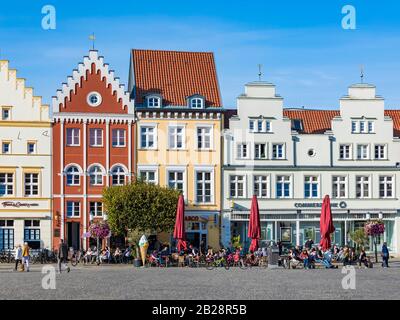 Eiscafe, case a schiera sul mercato, città vecchia, Greifswald, città anseatica, Mecklenburg-Vorpommern, Germania Foto Stock