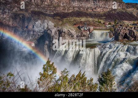 MidMorning Rainbow dalla nebbia del Niagara del West, Shoshone Falls nel SouthCentral Idaho con le sue colorate rive in tonalità della Terra e la roccia formati Foto Stock