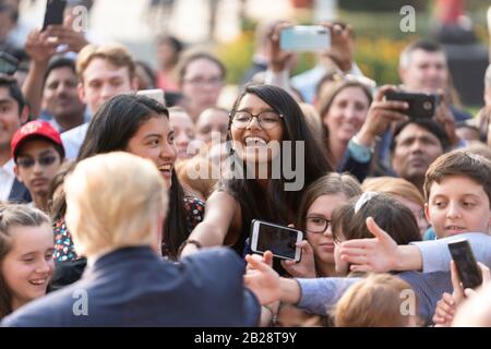 New Delhi, India. 25th Feb, 2020. First Lady Melania Trump accende una candela durante una tradizionale cerimonia di illuminazione della lampada presso la Sarvodaya Co-ed Senior Secondary School martedì, 25 febbraio 2020, a Nuova Delhi, India. People: First Lady Melania Trump Credit: Storms Media Group/Alamy Live News Foto Stock