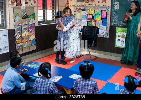 New Delhi, India. 25th Feb, 2020. First Lady Melania Trump accende una candela durante una tradizionale cerimonia di illuminazione della lampada presso la Sarvodaya Co-ed Senior Secondary School martedì, 25 febbraio 2020, a Nuova Delhi, India. People: First Lady Melania Trump Credit: Storms Media Group/Alamy Live News Foto Stock