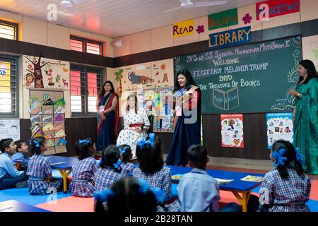 New Delhi, India. 25th Feb, 2020. First Lady Melania Trump accende una candela durante una tradizionale cerimonia di illuminazione della lampada presso la Sarvodaya Co-ed Senior Secondary School martedì, 25 febbraio 2020, a Nuova Delhi, India. People: First Lady Melania Trump Credit: Storms Media Group/Alamy Live News Foto Stock